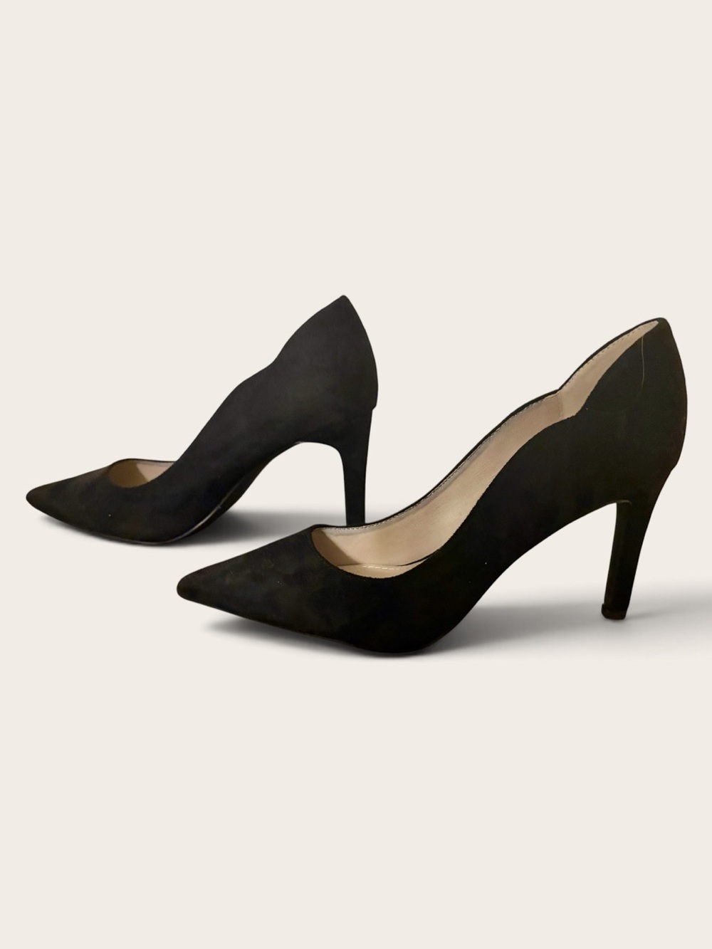 NWOT French Connection Black Vegan Suede Scalloped Pumps Heels 8.5